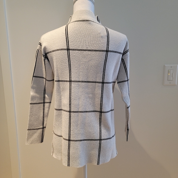 ❤️TAHARI BLACK + WHITE SWEATER - Picture 3 of 5